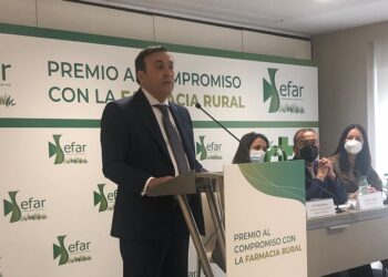 Eduardo Pastor, galardonado con el Premio SEFAR 2022 por su compromiso con la farmacia rural