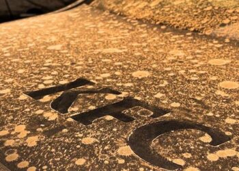 KFC y la calima: dos tiras de pollo gratis a todos los automóviles que se acerquen con las letras de KFC dibujadas en la carrocería