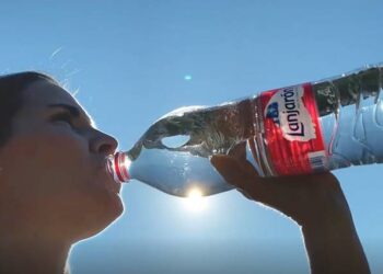 Lanjarón inaugura el verano con esta campaña creada por  VMLY&R