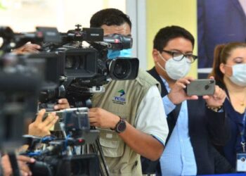 Periodistas salvadoreños denuncian acoso y criminalización por parte de adeptos de Bukele