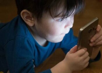 Más Roblox y menos apps educativas, descubre cuántas horas y en cuáles redes sociales invierte el tiempo tu hijo