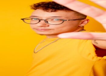 Periodista Câe Vasconcelos lucha por amplificar las voces de la comunidad transgénero