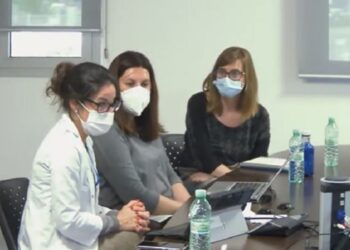 Los especialistas del Hospital Universitario Infanta Elena educan en salud vocal para proteger la voz de los profesores