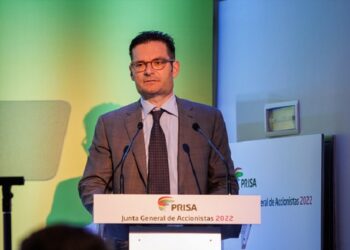 El presidente de Prisa compra 3,3 millones en acciones y mantiene su posición