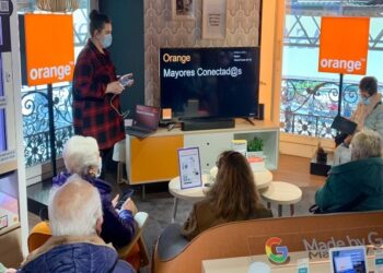 Orange ha formado a más de 1.000 personas mayores sobre tecnología