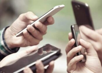 El tiempo frente a las pantallas incrementa los dolores de espalda crónicos entre los adolescentes europeos