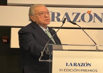 Diego  Murillo, presidente de A.M.A., recibe el premio a toda su Trayectoria Profesional en el periódico La Razón