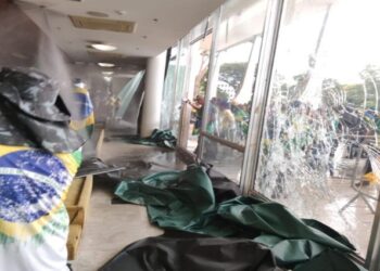 Ya son más de una decena los periodistas agredidos en asalto al parlamento de Brasil