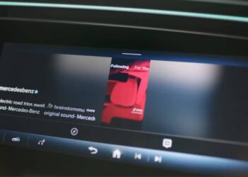 TikTok integrado al Mercedes-Benz Clase E… ¿Arranca la era de las redes sociales en los coches?