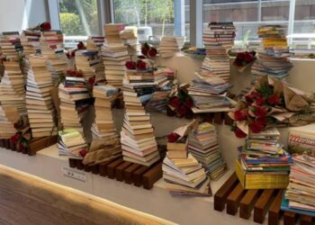 Empleados de Roche Farma donan más de 800 libros a la ONG Nadiesolo