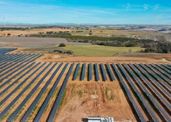 Iberdrola construye la primera planta híbrida eólica y solar de España