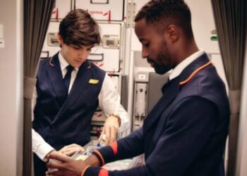 Iberia reducirá este año hasta 200.000 kilos de plástico en sus vuelos