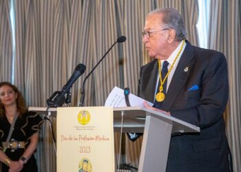 El Dr. Diego Murillo, distinguido por su labor en favor de la profesión médica