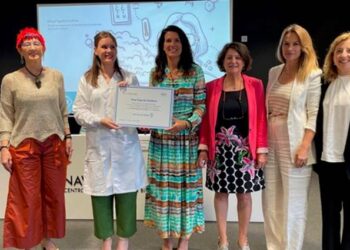 La investigadora Eva Jover recibe la beca “Stop Fuga de Cerebros” de Roche