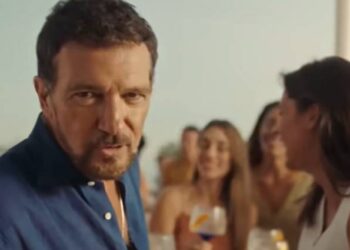 Larios repite spot este verano: ‘Vivir Bien es un Arte’, con Antonio Banderas