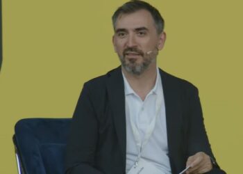 Festival gallego de los Escolar: dardos a Feijóo y peloteo a Yolanda