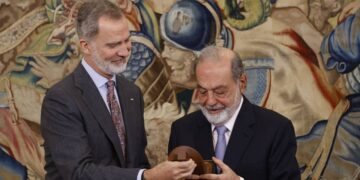 S.M. el Rey entrega el ‘Premio Enrique Iglesias’ al mexicano Carlos Slim
