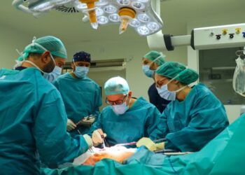 Realizan con éxito la primera prótesis total de rodilla en España