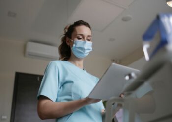 La mayoría de trabajadores del sector de la sanidad son mujeres de más de 45 años