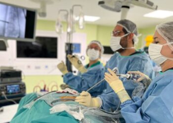 Intervienen una hernia discal lumbar mediante distectomía endoscópica de columna