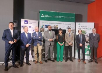 Foto de familia de las autoridades presentes en la inauguración