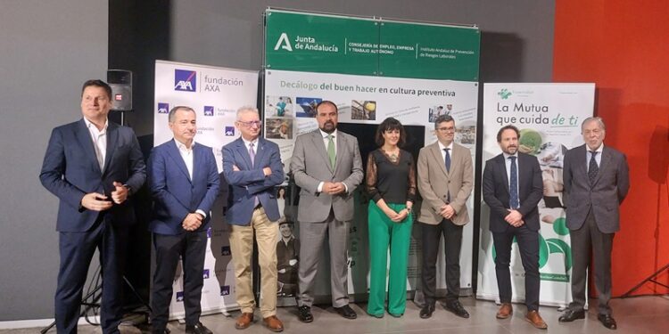 Foto de familia de las autoridades presentes en la inauguración