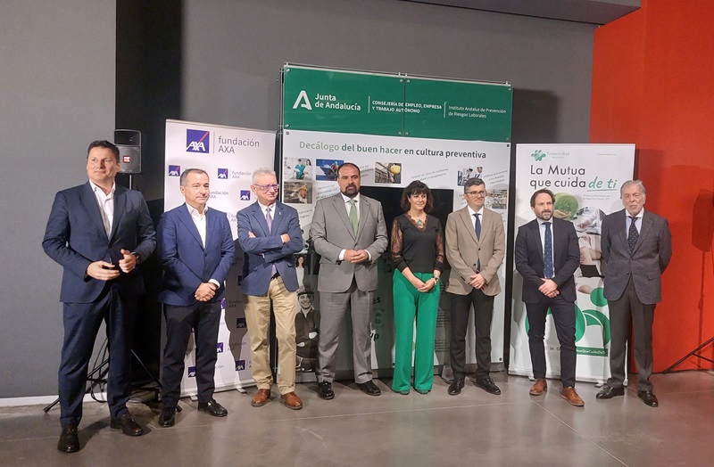 Foto de familia de las autoridades presentes en la inauguración