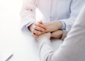 Las mujeres pasan un 25% más de su vida con peor salud que los hombres