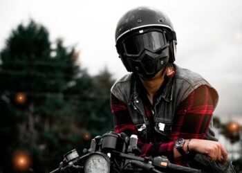 ¿Los seguros de moto cubren el casco de motorista?