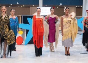 CaixaBank celebra un desfile de moda flamenca para fomentar el emprendimiento femenino