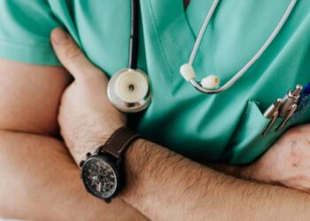 España se convierte en un “importador neto de médicos” ante la falta de estos