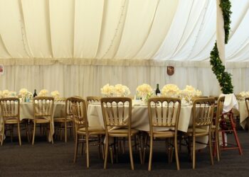 Las mejores ideas para decorar un espacio exterior con carpas personalizadas corporativas