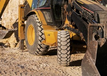 Gómez Oviedo Impulsa el Sector del Alquiler de Maquinaria en España con Nuevos Proyectos y Sedes Estratégicas