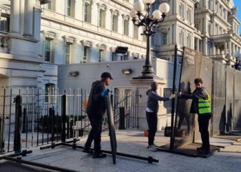 Vallas y policías: El fantasma del 6 de enero de 2021 recorre las calles de Washington