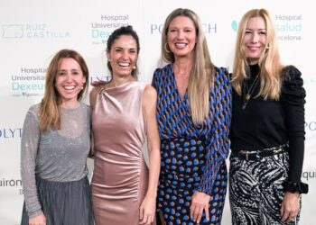 Anne Igartiburu destaca el acompañamiento emocional de la cirugía estética en la mesa redonda “La cirugía más allá de la estética”