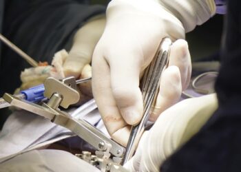 La cirugía de columna, una solución segura para mejorar la calidad de vida en la tercera edad