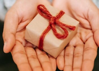 Regalos económicos para tus empleados esta Navidad: opciones originales y personalizadas
