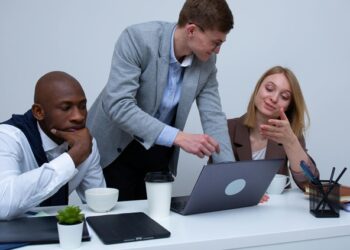 Mujeres en la comunicación corporativa: obstáculos y oportunidades para liderar