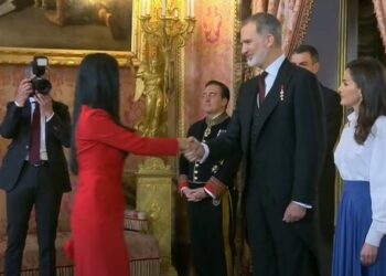 El Rey pide “respeto a la voluntad popular” frente a la embajadora de Venezuela