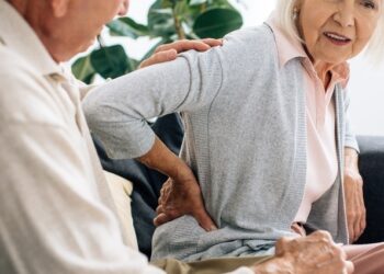 Bienestar y movilidad en personas mayores: cómo la cirugía de columna mejora la calidad de vida