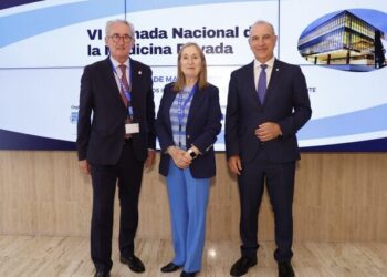 Ana Pastor aboga por una mayor cohesión del sistema sanitario a través del entendimiento entre los sectores público y privado     