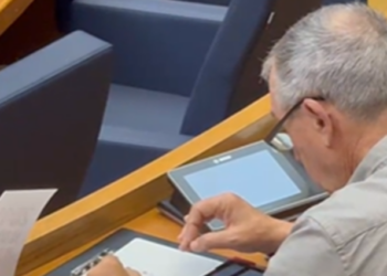 Baldoví se aburre: consulta Amazon durante el Pleno de Les Corts