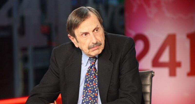 Antonio Papell sigue haciendo el ridículo con un ataque ‘edadista’ a Alfonso Guerra