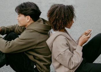 La brecha entre jóvenes profesionales y empresas: así choca la nueva forma de comunicar con los modelos tradicionales