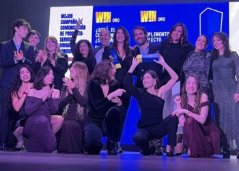 Almudena Ariza recibe el Premio a la Comunicación Ejemplar en los Premios W!N 2025