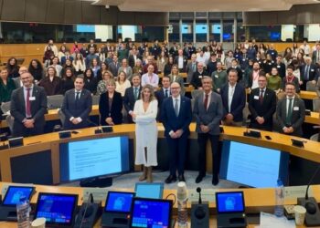 Jesús García (Experientia) reclama en el Parlamento Europeo una universidad alineada con la IA