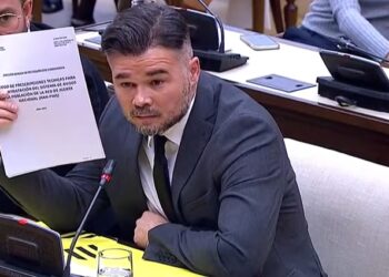 El Caníbal, charnego… de Santa Coloma nos escupe desde las Cortes