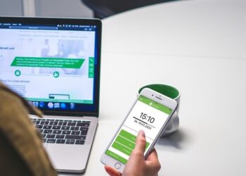 Kronjop destaca el valor del registro horario digital como ventaja competitiva para atraer talento