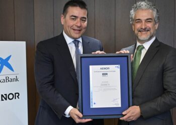 CaixaBank, primera entidad financiera en certificar su modelo de Acción Social con AENOR