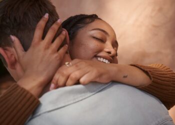 Hablar antes que escribir: la clave que da Hinge para crear conexiones más profundas y auténticas